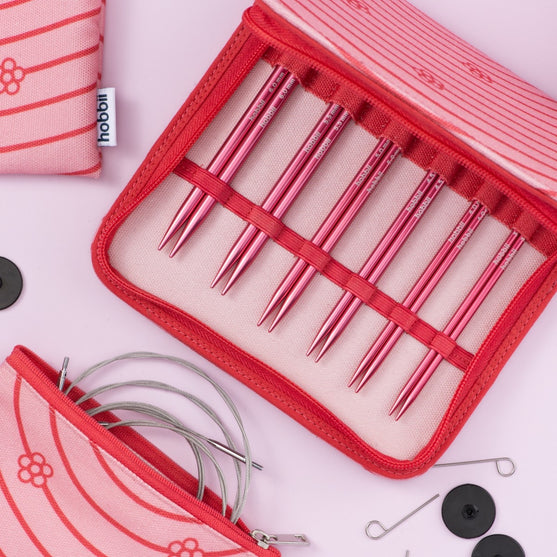 

Set d'aiguilles circulaires interchangeables Stellar Deluxe - Coral - Hobbii
3