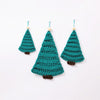 

Sapins de Noël avec boule sur la pointe
1