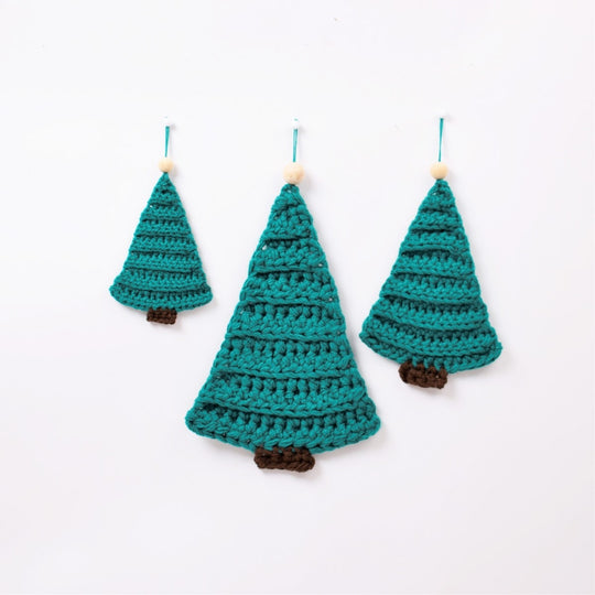 Sapins de Noël avec boule sur la pointe