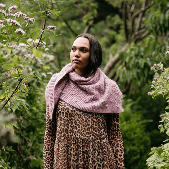 

Muse Shawl - Châle Triangulaire Texturé
6
