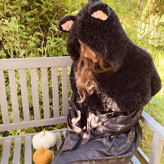 

Hooded Cat - Capuche
5