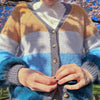

Brede Striber - Cardigan court
7