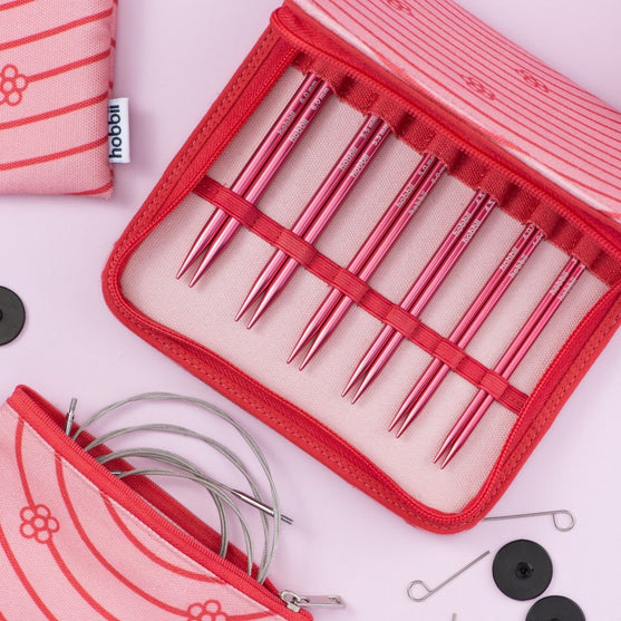 

Set d'aiguilles circulaires interchangeables Stellar Deluxe - Coral - Hobbii
3